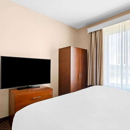 Comfort Inn & Suites Grenada Bagian luar foto