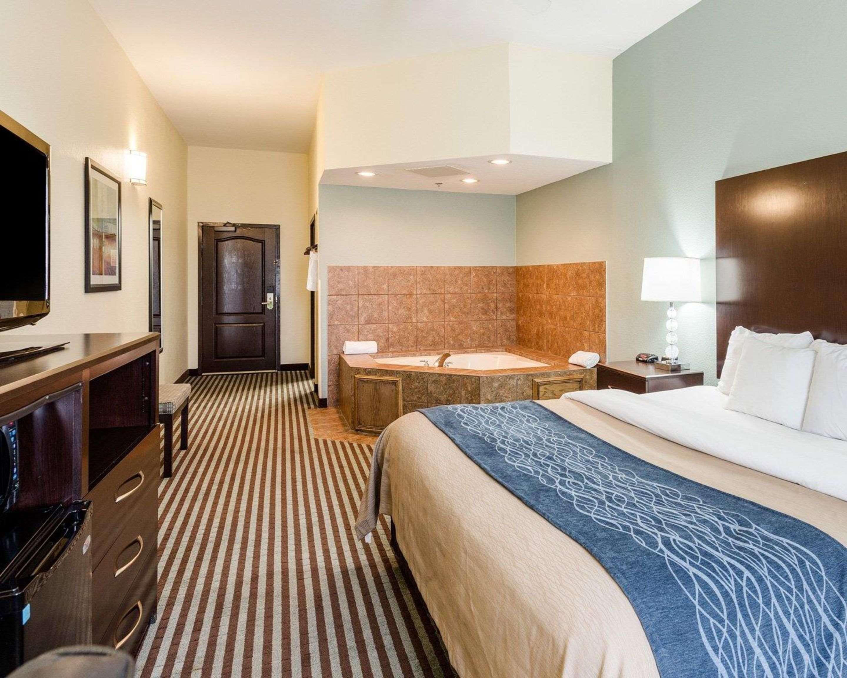 Comfort Inn & Suites Grenada Bagian luar foto