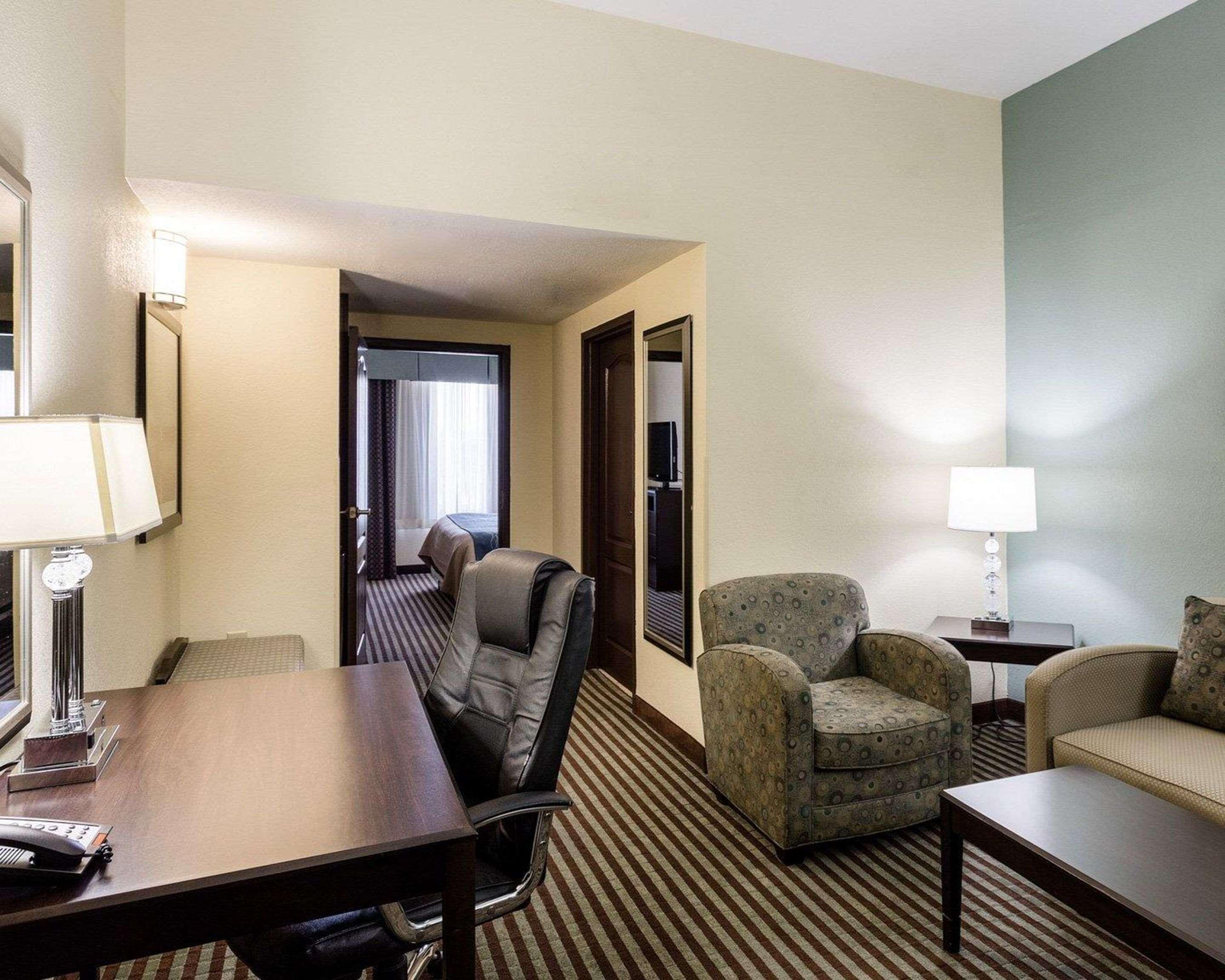 Comfort Inn & Suites Grenada Bagian luar foto