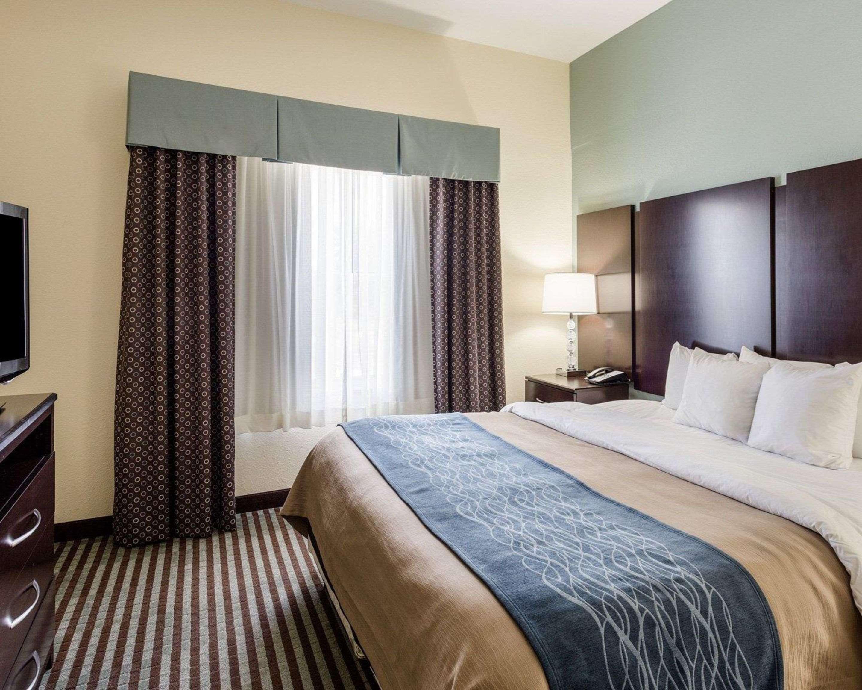 Comfort Inn & Suites Grenada Bagian luar foto