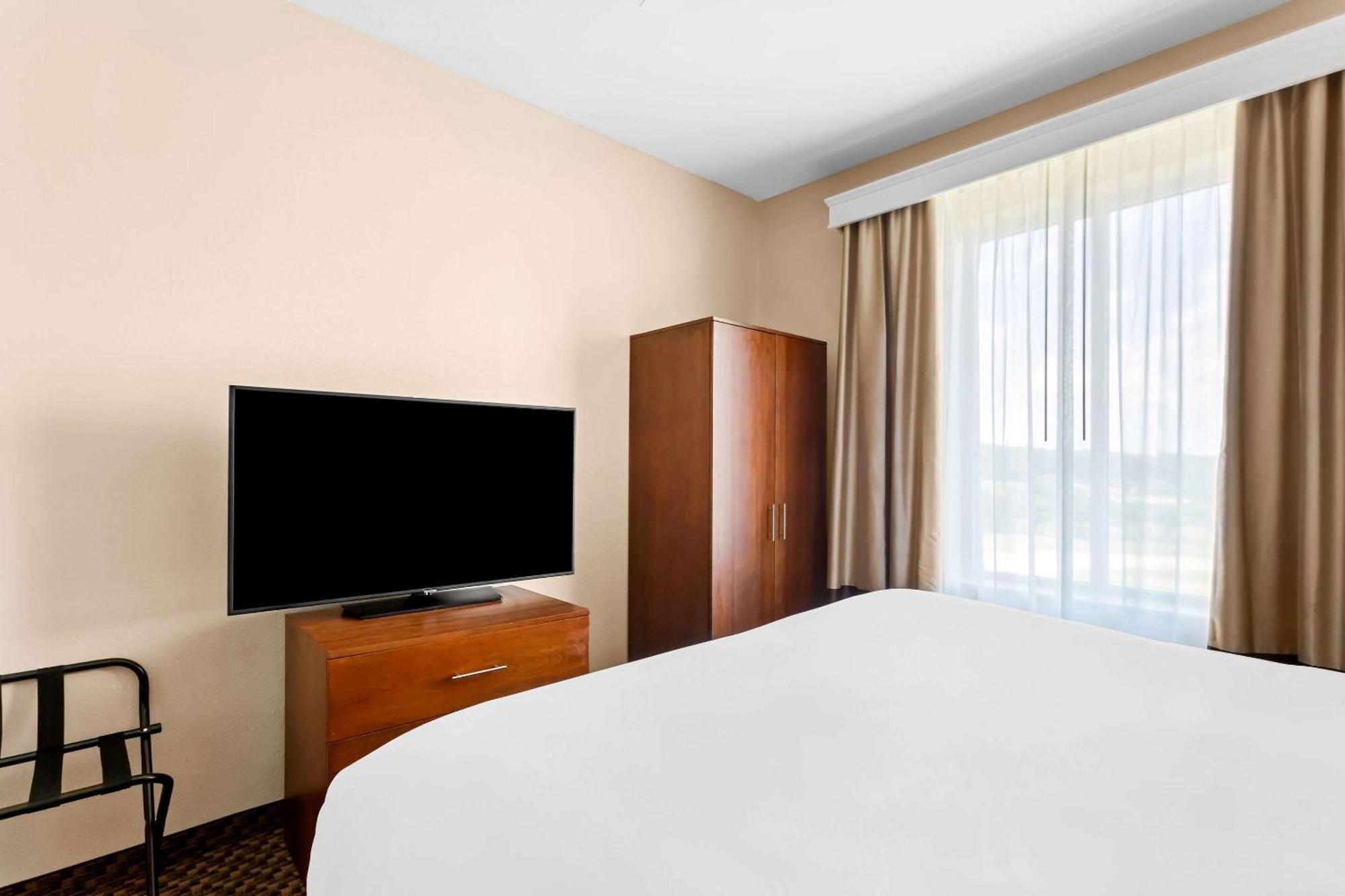 Comfort Inn & Suites Grenada Bagian luar foto