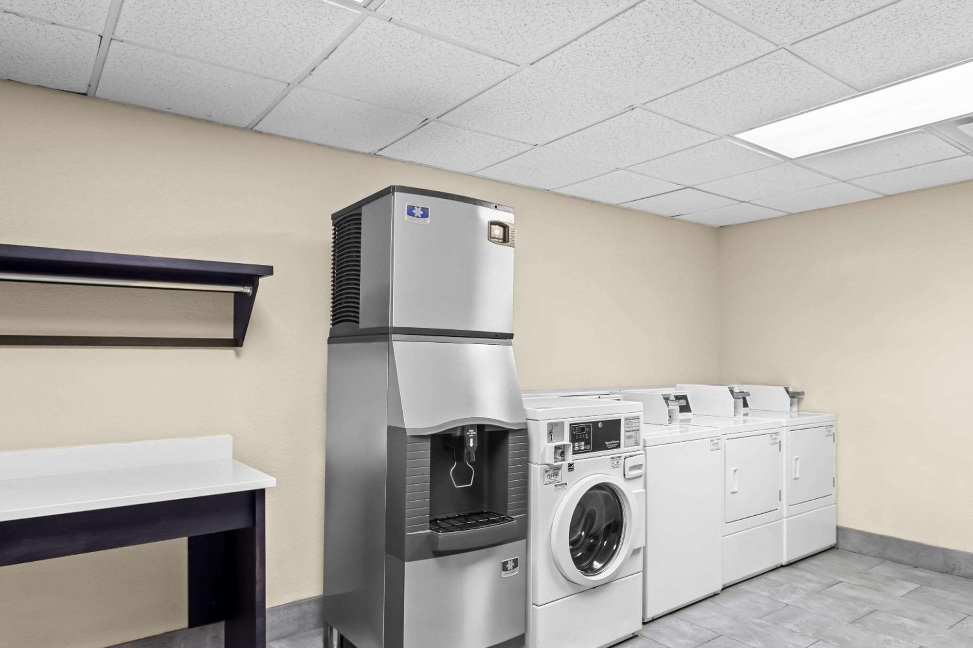 Comfort Inn & Suites Grenada Bagian luar foto