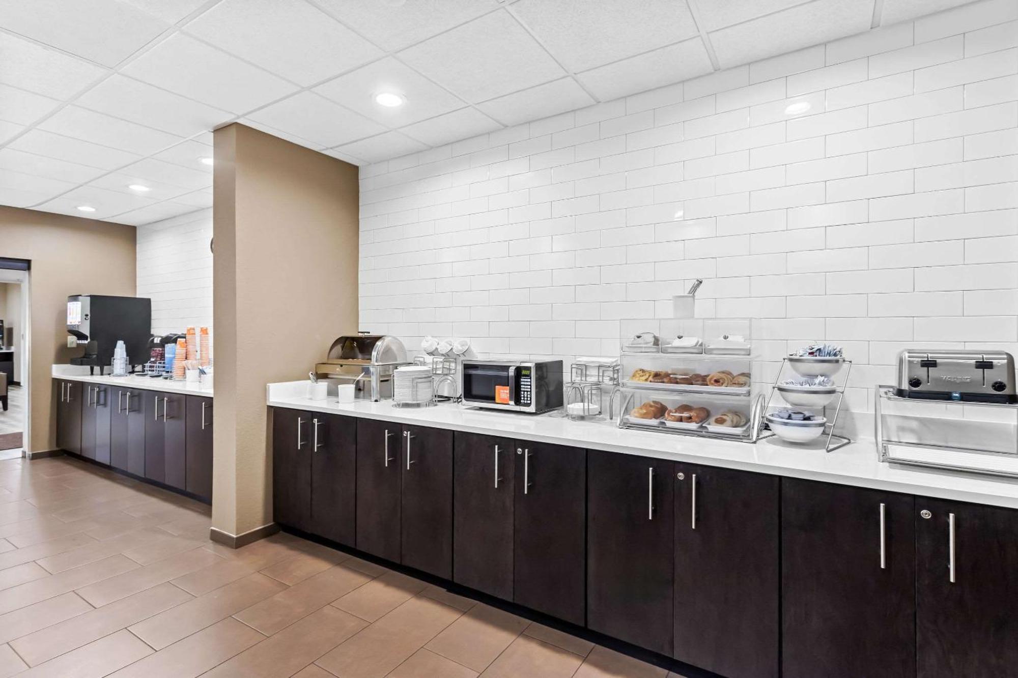 Comfort Inn & Suites Grenada Bagian luar foto