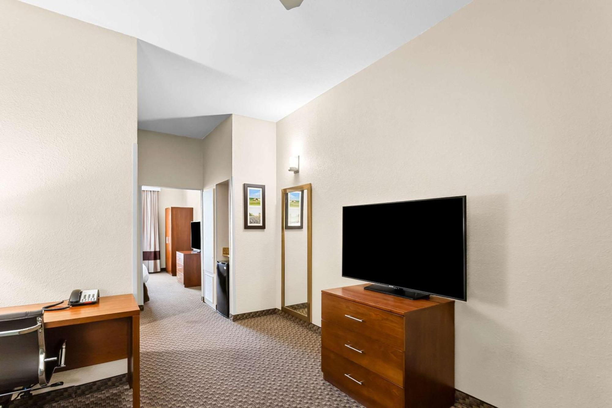 Comfort Inn & Suites Grenada Bagian luar foto