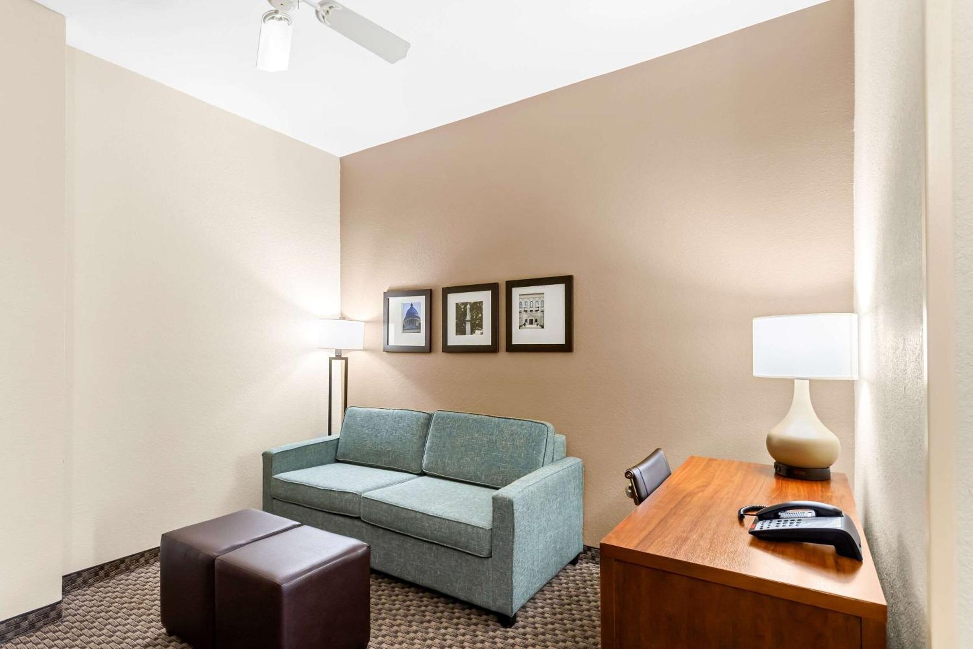 Comfort Inn & Suites Grenada Bagian luar foto