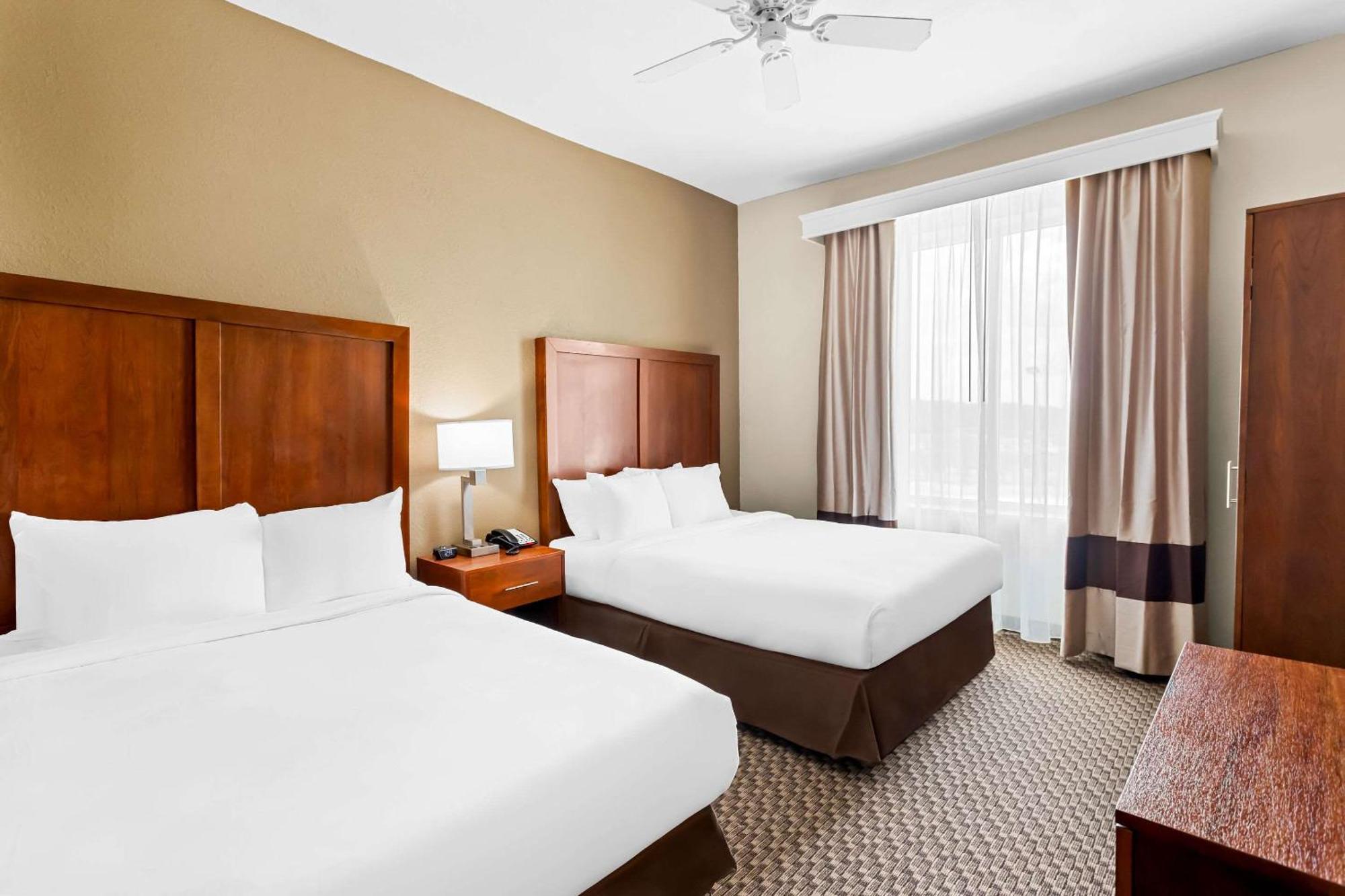Comfort Inn & Suites Grenada Bagian luar foto