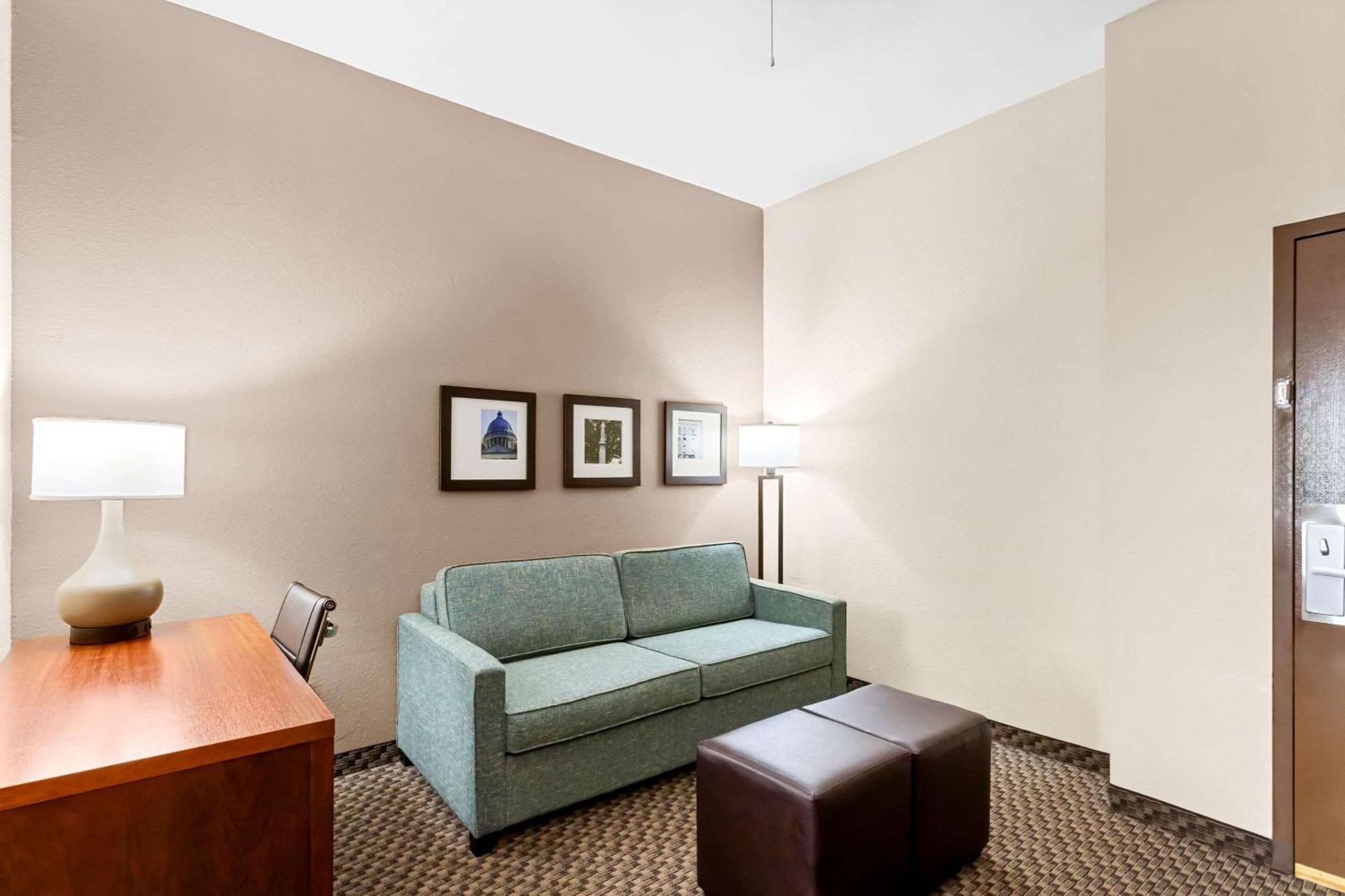 Comfort Inn & Suites Grenada Bagian luar foto