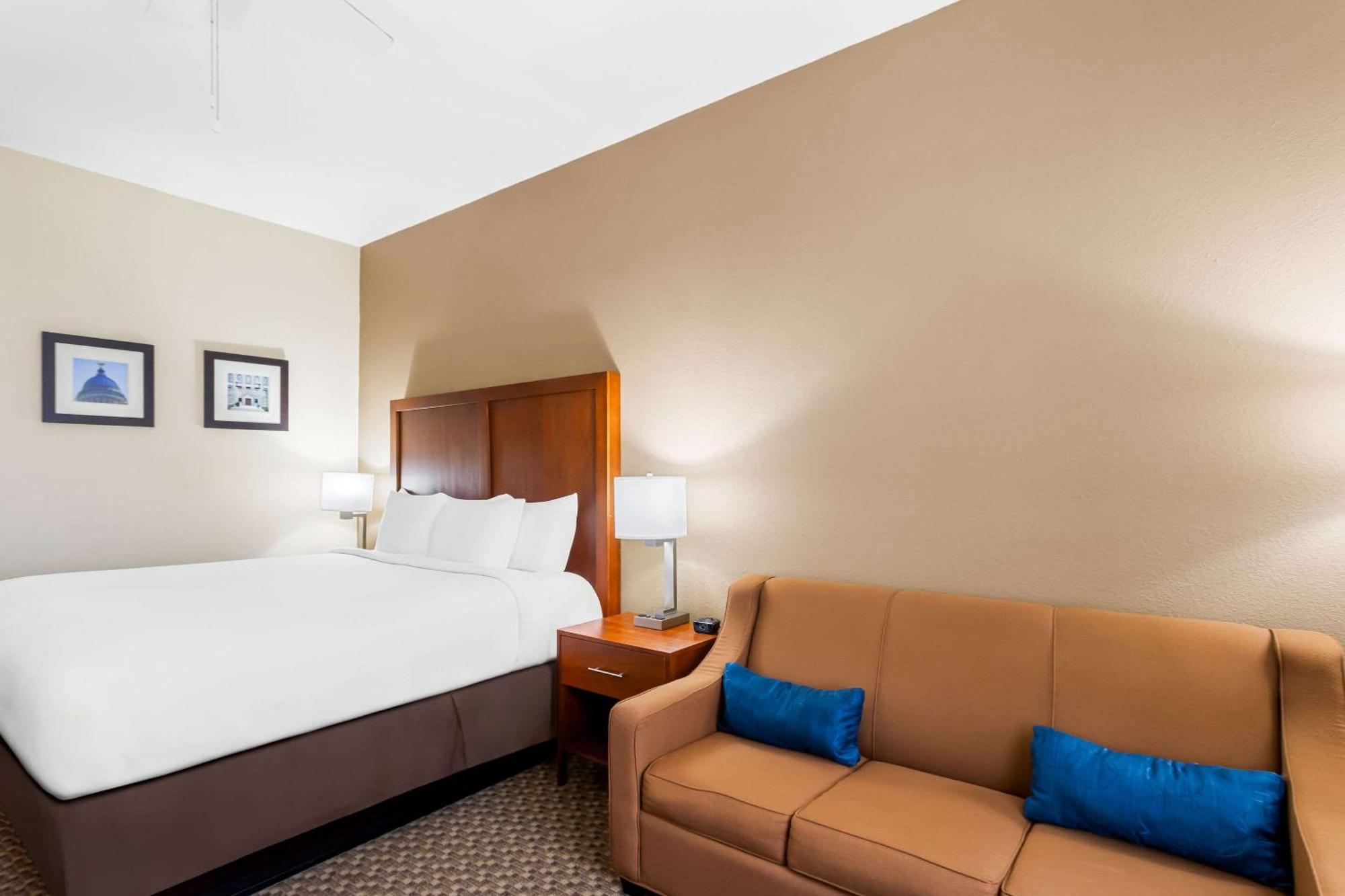Comfort Inn & Suites Grenada Bagian luar foto