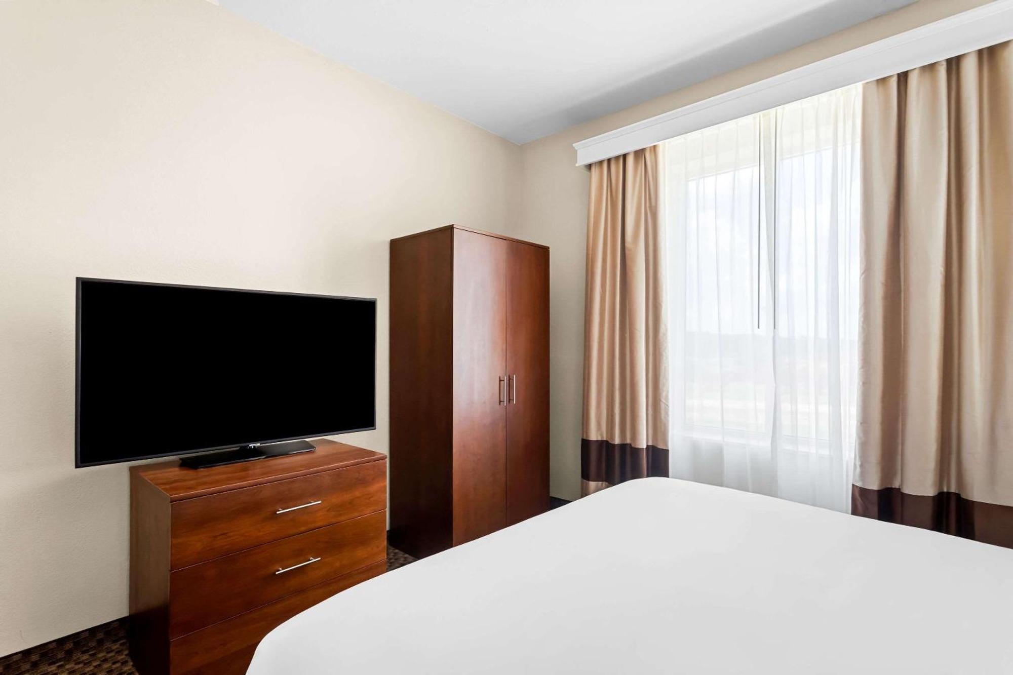 Comfort Inn & Suites Grenada Bagian luar foto