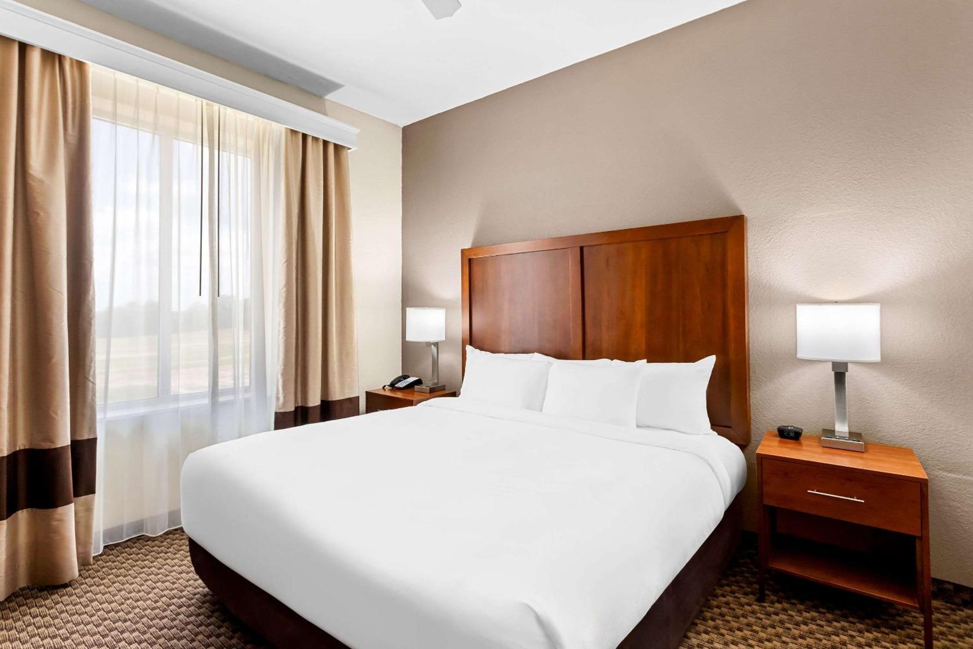 Comfort Inn & Suites Grenada Bagian luar foto