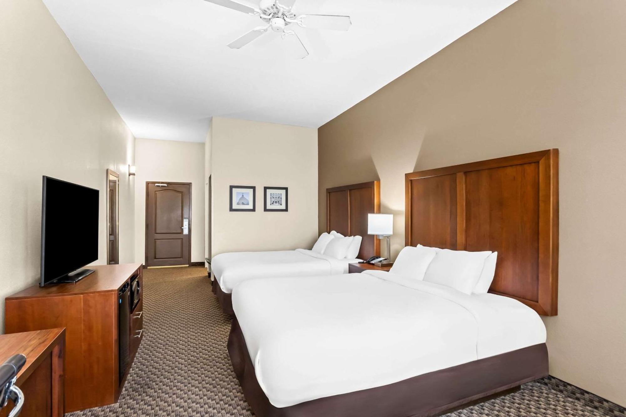 Comfort Inn & Suites Grenada Bagian luar foto