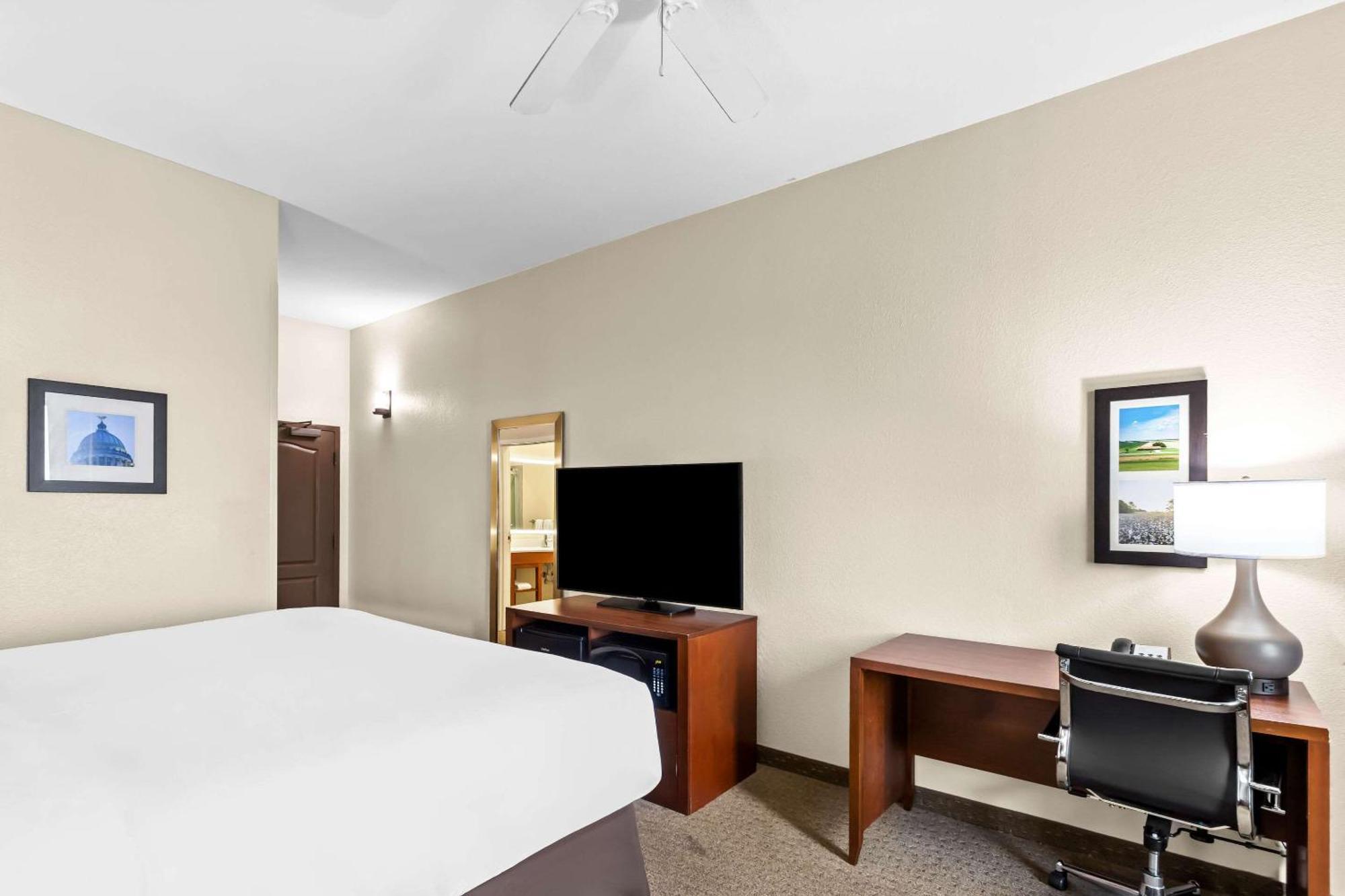 Comfort Inn & Suites Grenada Bagian luar foto