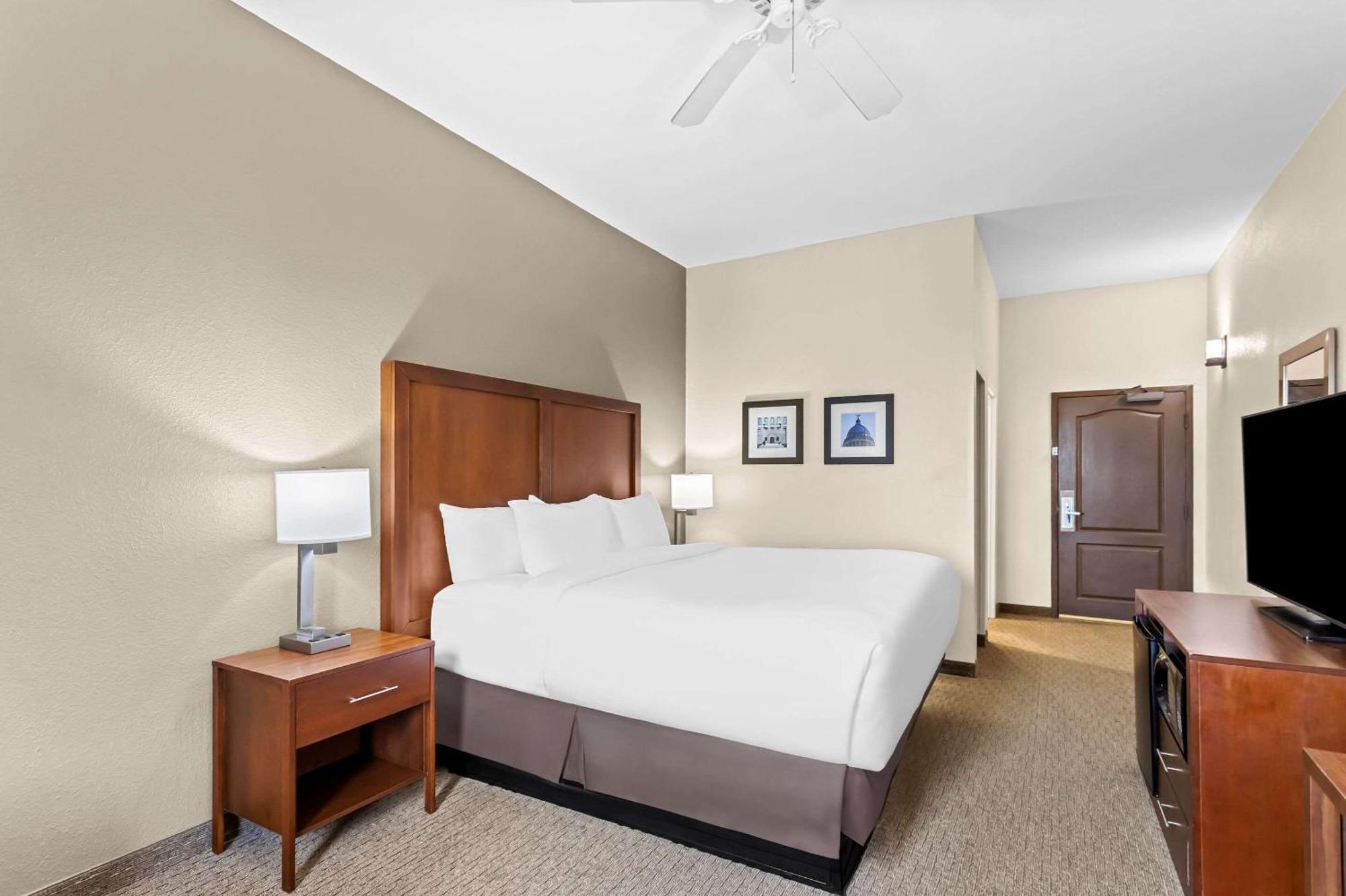 Comfort Inn & Suites Grenada Bagian luar foto