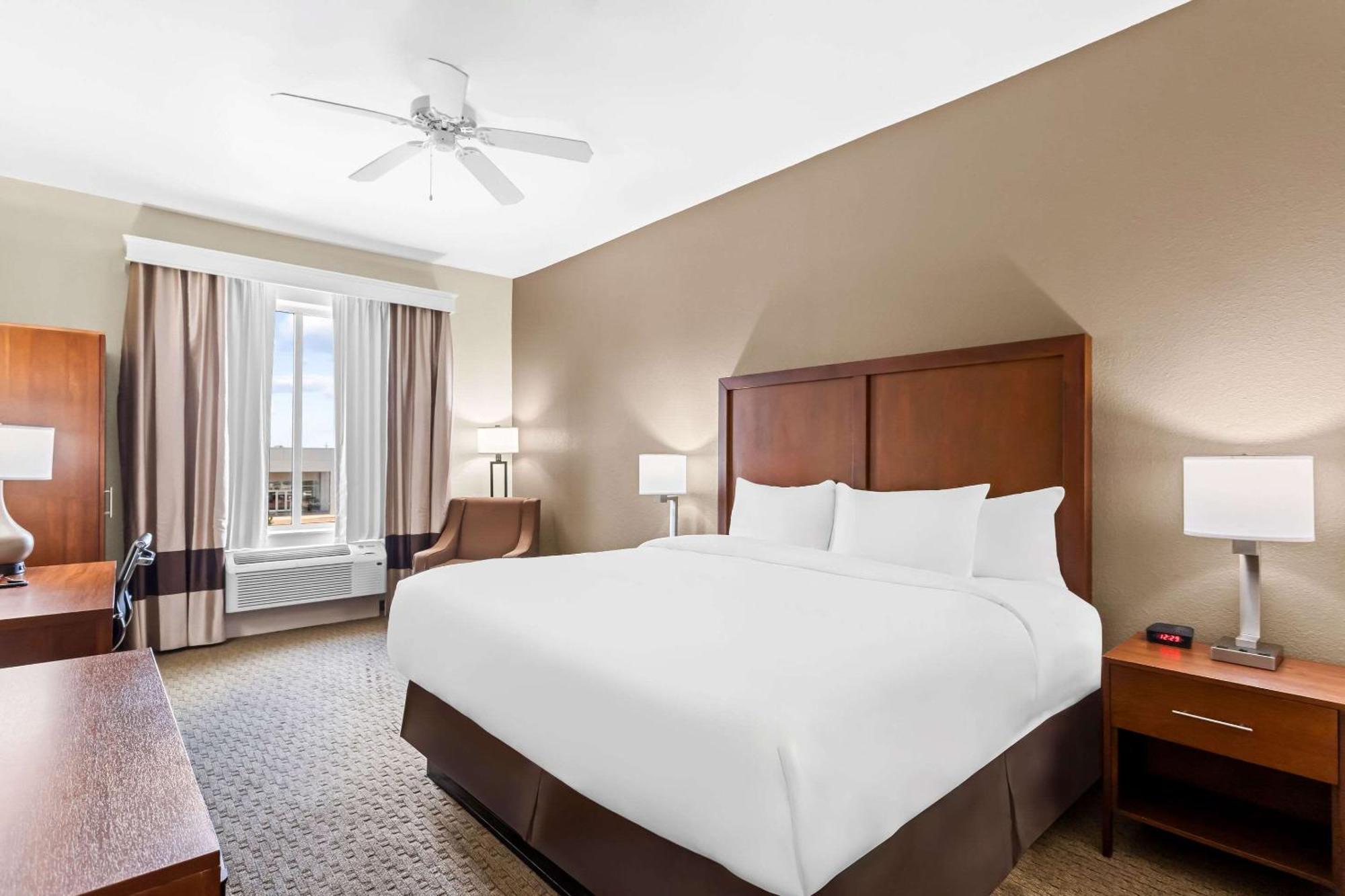 Comfort Inn & Suites Grenada Bagian luar foto