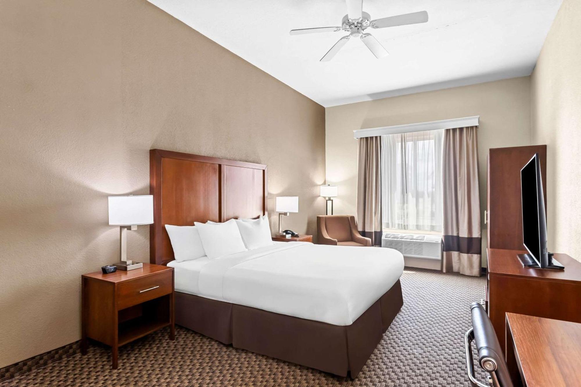 Comfort Inn & Suites Grenada Bagian luar foto