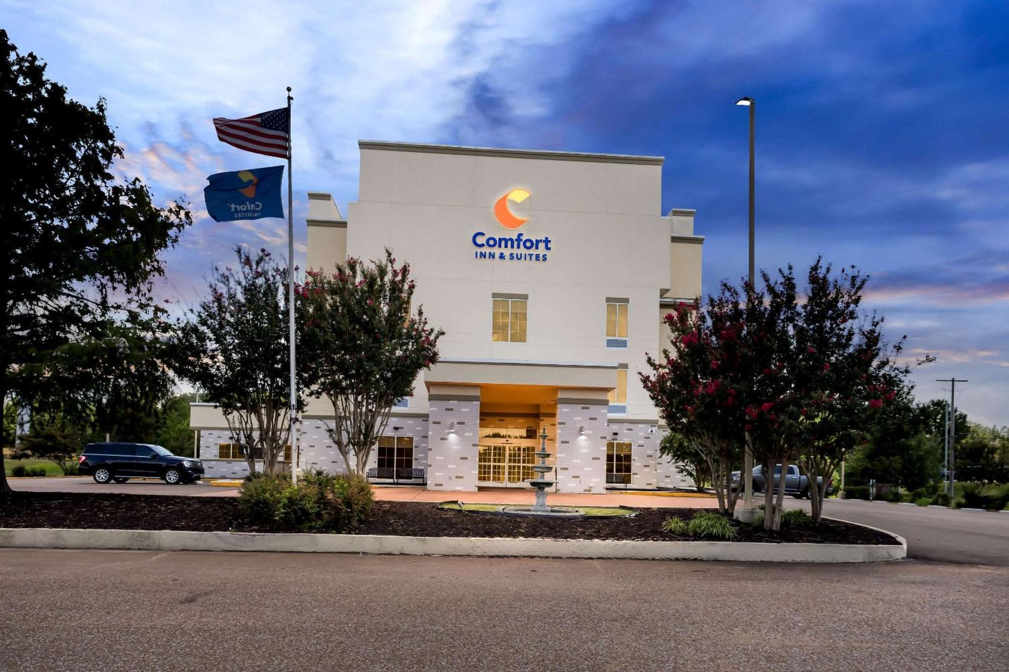 Comfort Inn & Suites Grenada Bagian luar foto