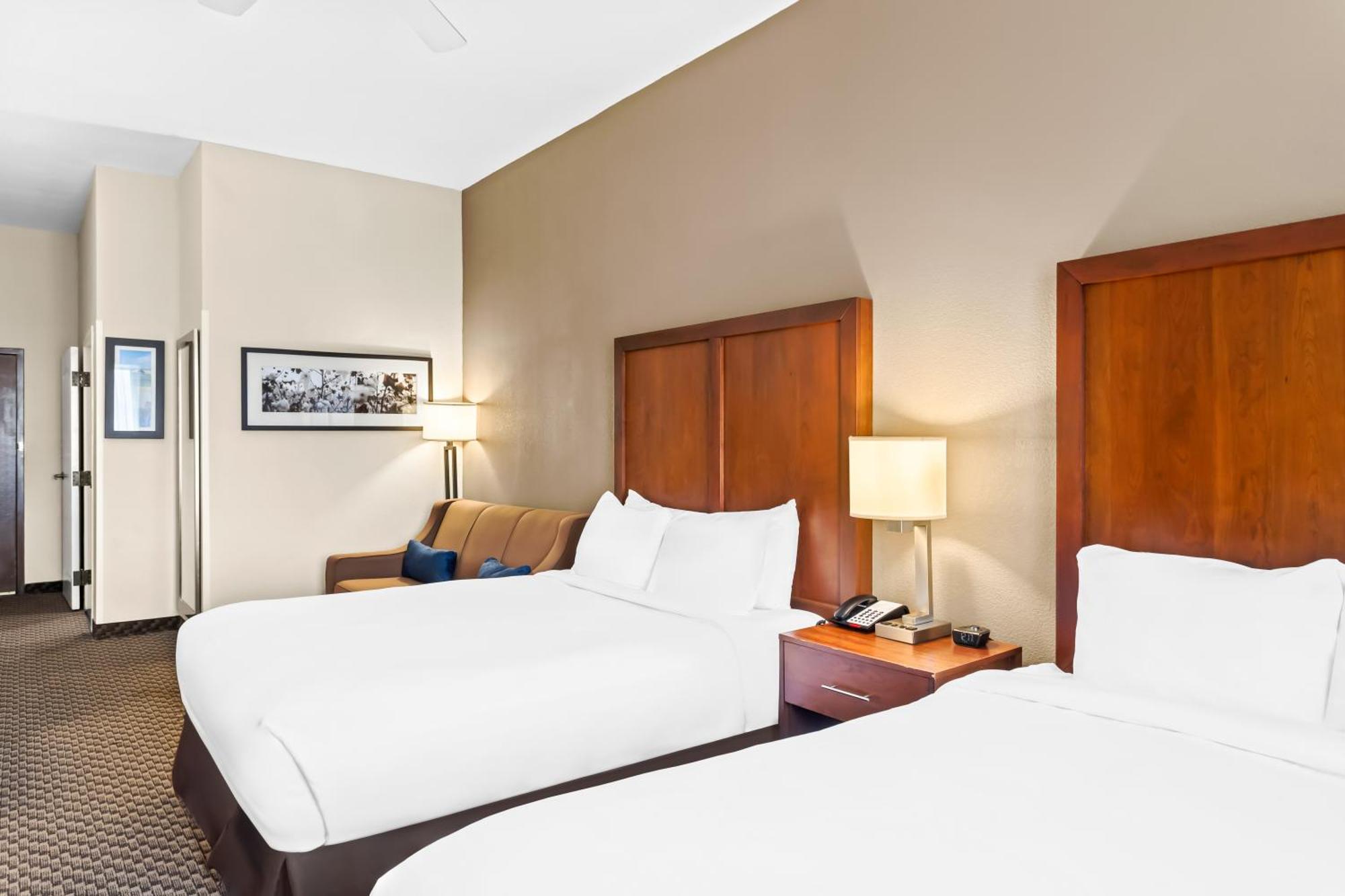 Comfort Inn & Suites Grenada Bagian luar foto